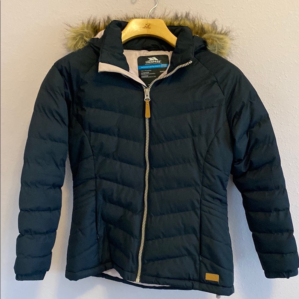 Trespass Women's black Puffer Jacket with detachable hood Size L